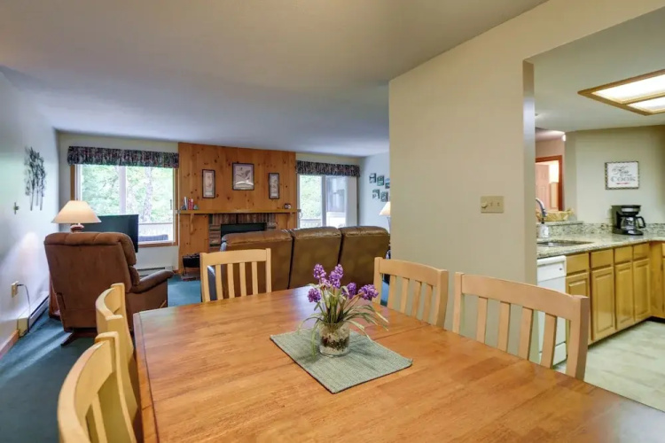 Well-appointed Lincoln Abode: Ski, Swim + Fish!