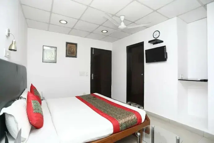 OYO 14777 White Tiger Villa