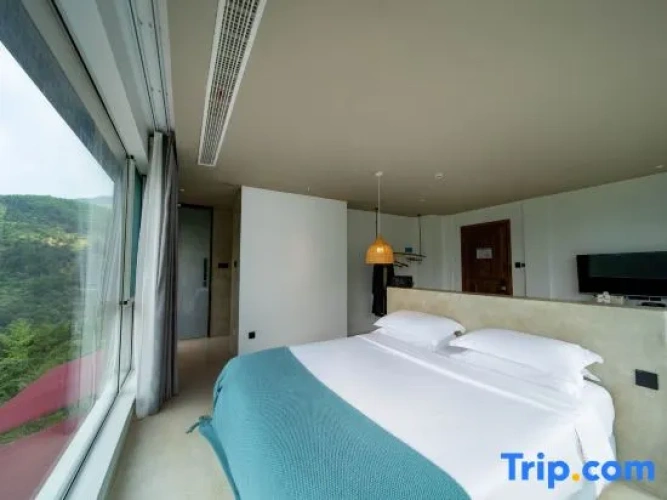 Standard room with mountain view