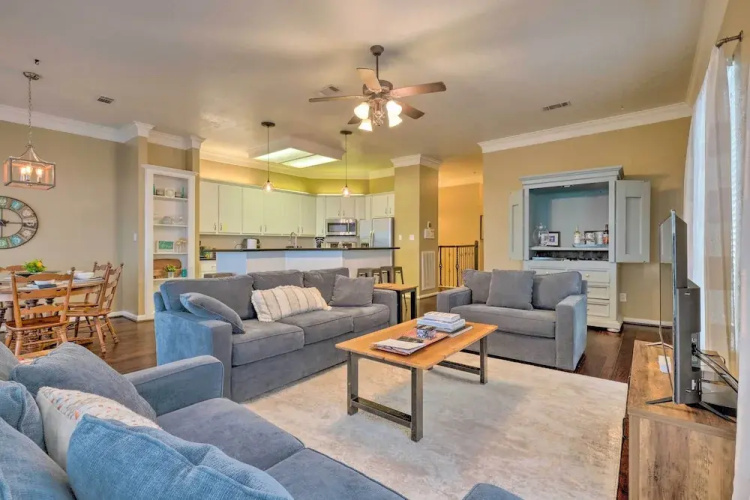 Waterfront Lake Conroe Getaway w/ Multiple Decks!