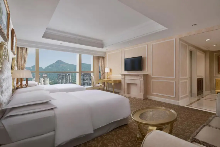 Standard Quadruple Club room with city view