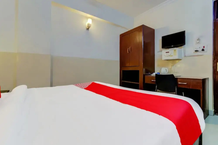 OYO Flagship 42717 Hotel Fort