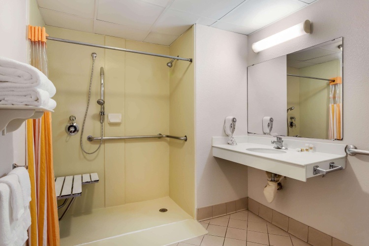 La Quinta Inn & Suites by Wyndham St. Pete-Clearwater Airpt photo 10