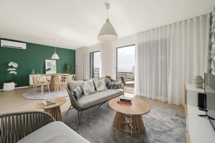 Apartment with balcony and with sea view