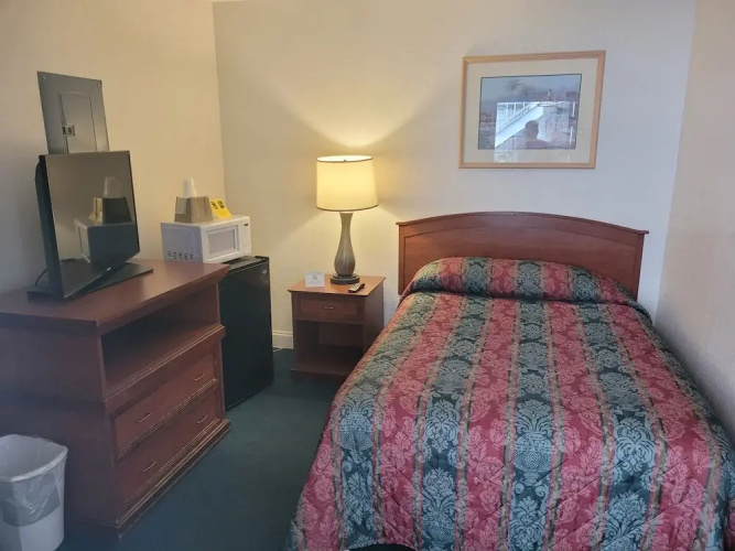 Queens Lodge Motel
