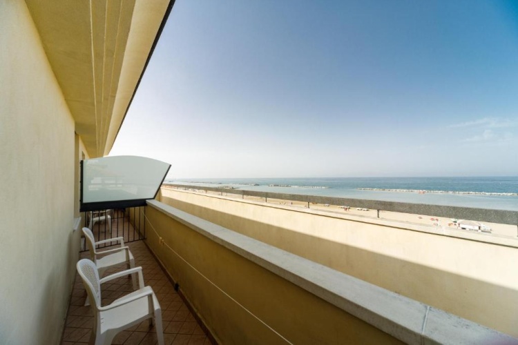 Standard Triple room with sea view