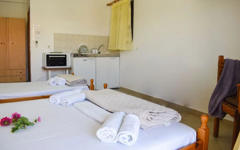 Comfy green studio/just 150m to the beach