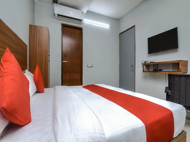 OYO 18254 Glorious Stayz