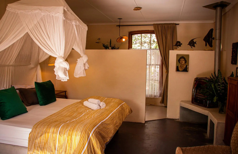 Ebonymoon Guest House and Studio