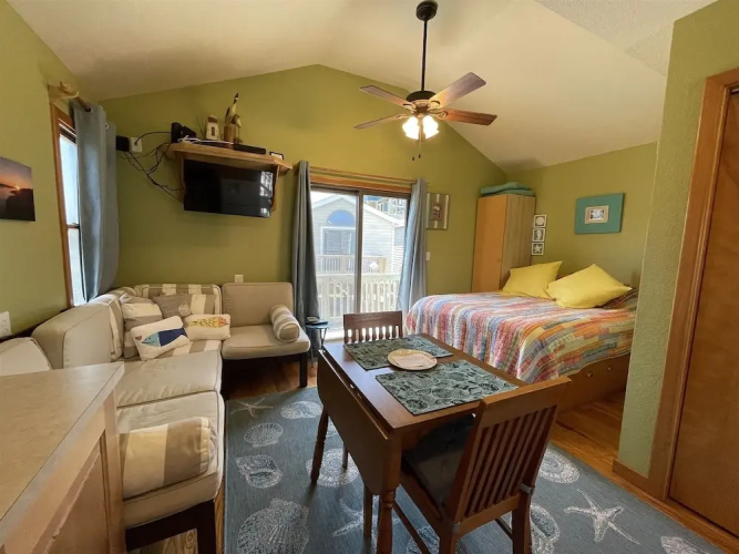 19 Oceans Door West Studio Bedroom Condo by RedAwning
