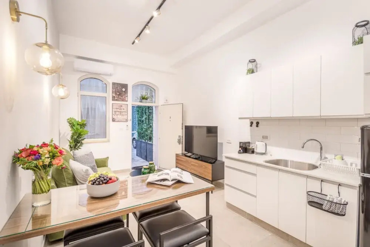 Modern 1 BDR with balcony