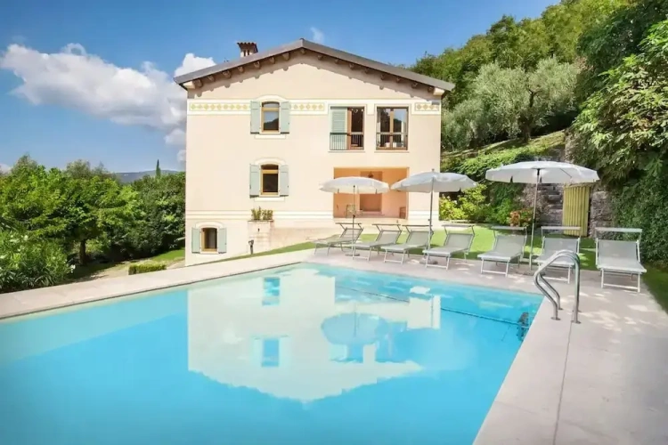 5 Bedrooms Villa with balcony and with partial view