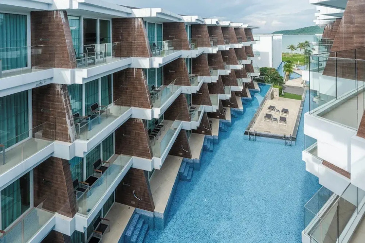 Ocean Breeze1BR Steps from the Sea C244