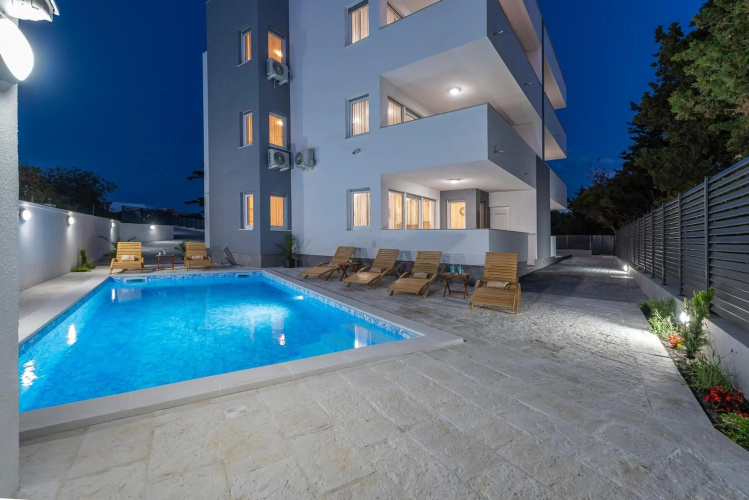 Villa Star 4 a centrally located ap. with a pool