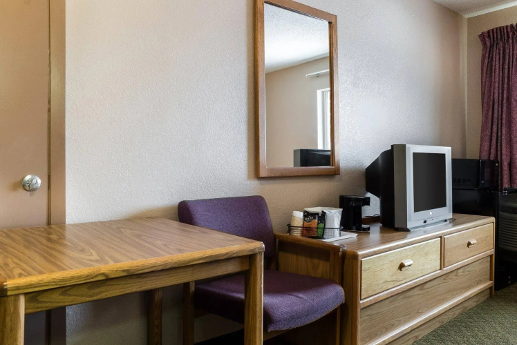 Bison Inn & Suites on University