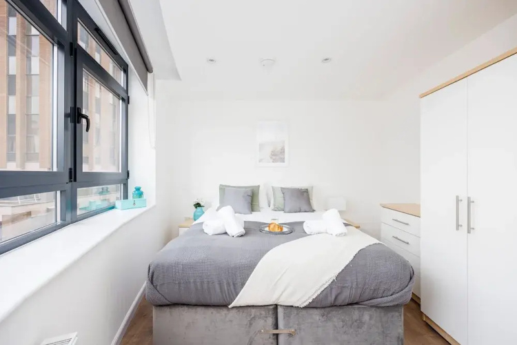 Modern 1 Bed Flat in Town Centre - Free Wifi