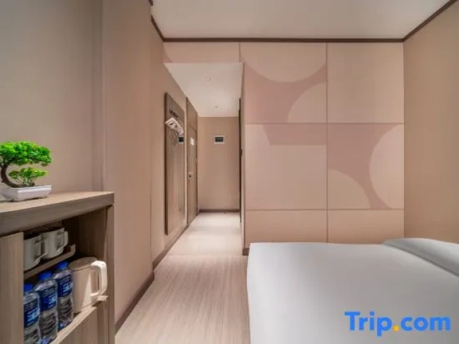 Standard Twin room with street view