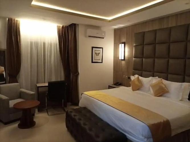 Rento Hotel and Suites