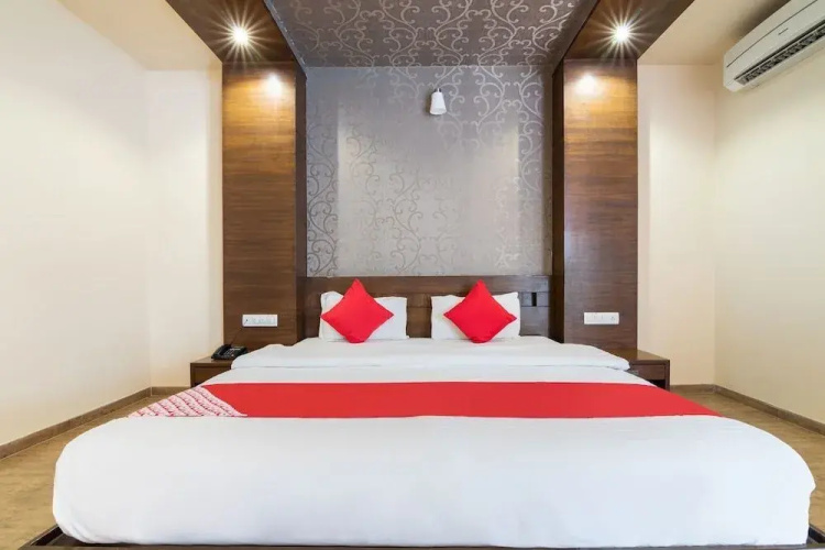 Compact Maple Leaf by OYO Rooms
