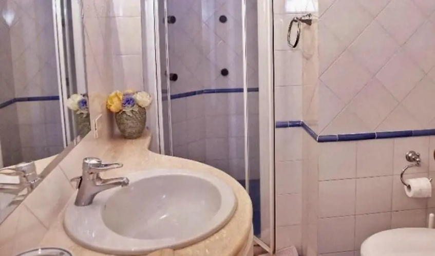 Beautiful 2-bed House in Positano Main Square Area