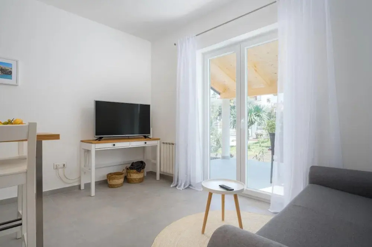 Attractive Apartment With Garden