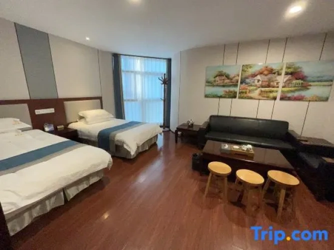 Deluxe Suite with street view