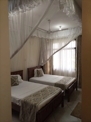 5 Bedrooms Apartment