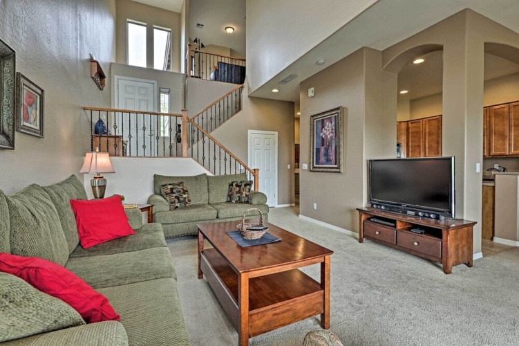 Golf Course View & Pool Access: Gold Canyon Gem