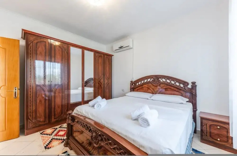Authentic Lake View Apartment