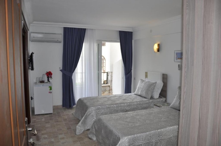 Standard Quadruple room with partial sea view
