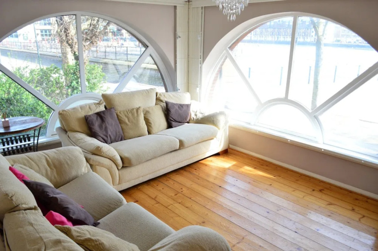 1 Bedroom Flat Facing the Docks