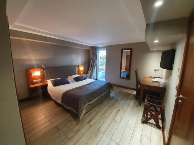 Standard Double room with street view
