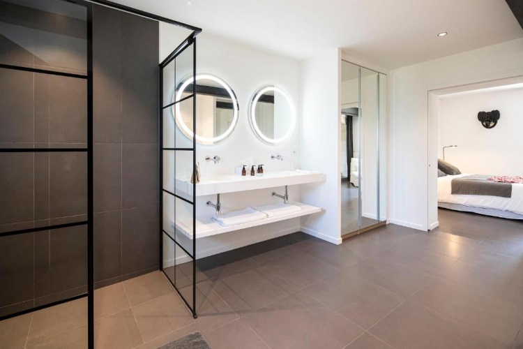 Suite with pool view