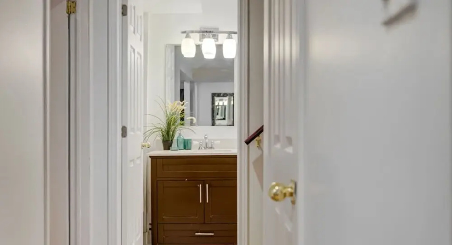 Comfortable Whitby 2 Bedroom Lower Suite