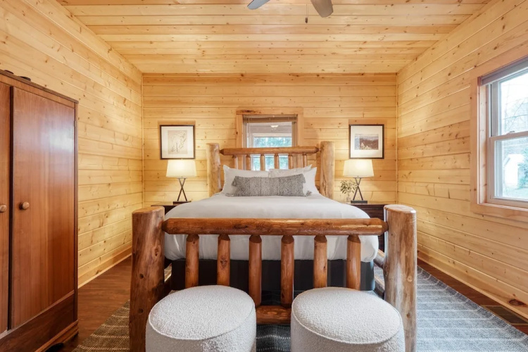 Ashberry by Avantstay Large Cabin Surrounded in Pine Tree w/ River Views & Game Room