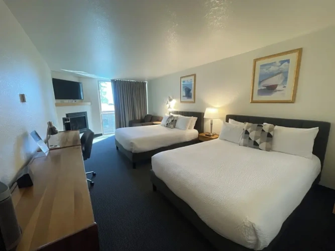 Standard Quadruple room with lake view