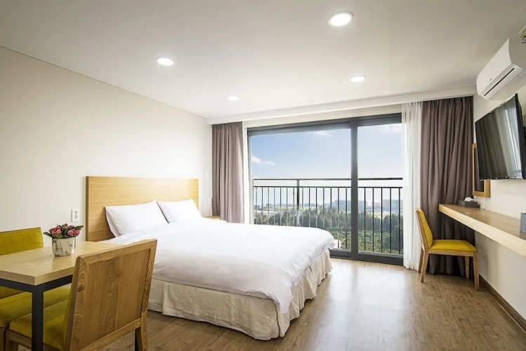 Deluxe room with balcony and with ocean view