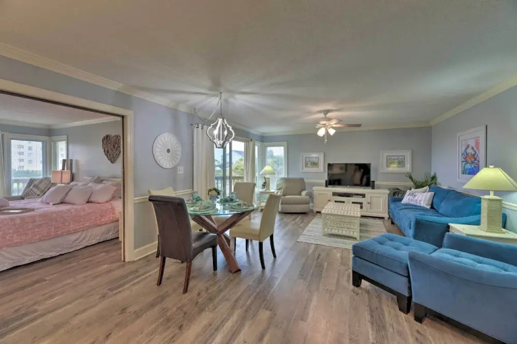 Bright Emerald Isle Condo w/ Private Beach Access!