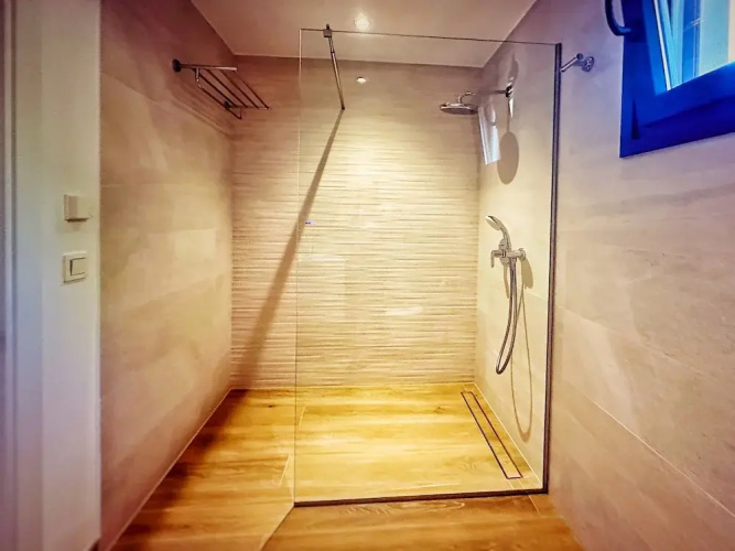 2 Bed Villa - Sleeps 4 - Hot Tub - Parking