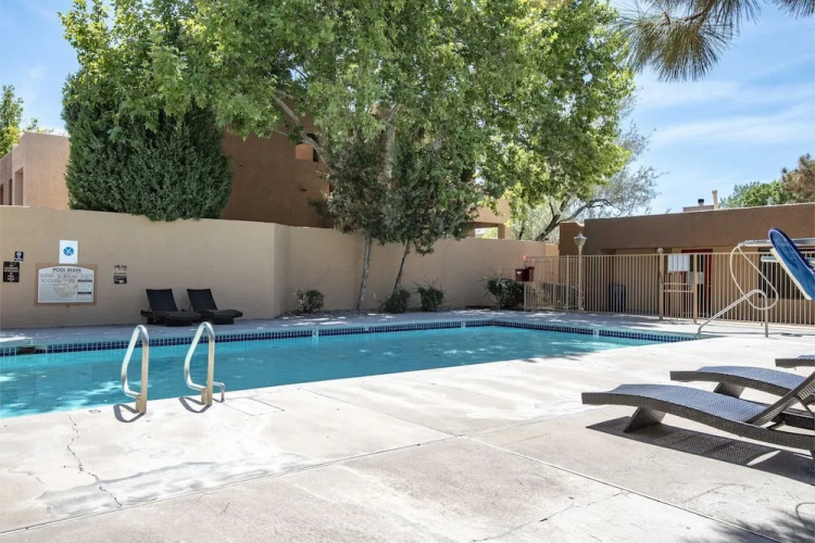 2 BR Apt w/ Pool, Laundry & Wifi by Frontdesk