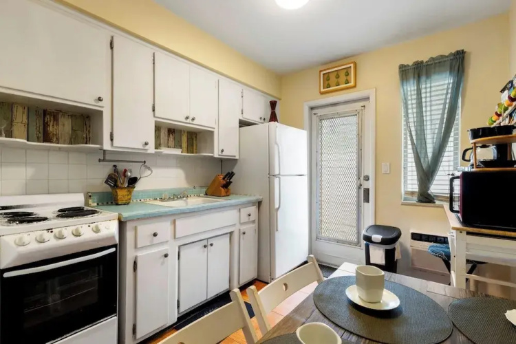 Pet Friendly Stylish Studio in Hollywood