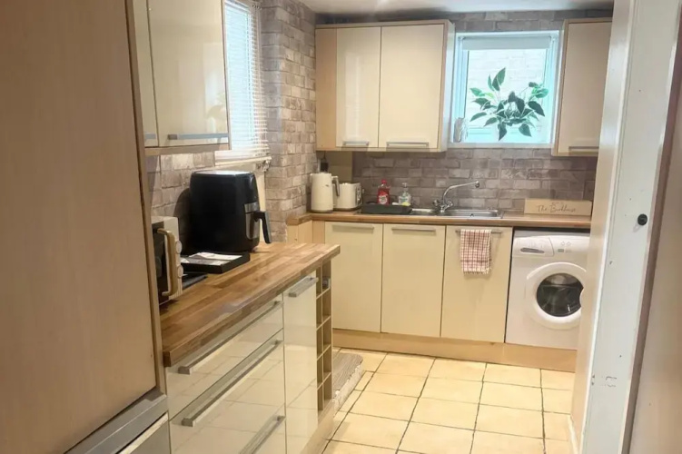 1 Bed Flat - Sleeps 5 - Pet Friendly - Parking