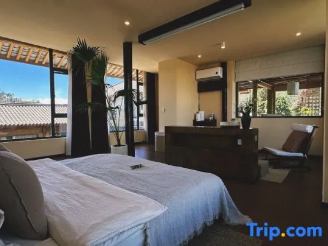 Deluxe Double Suite with mountain view