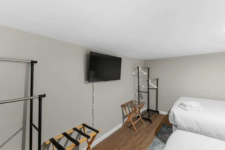 Broadmoor Bungalow - Unit B