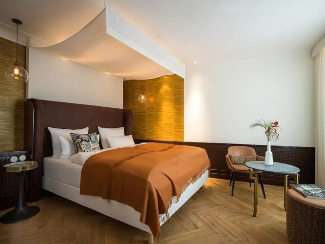 LA Maison Hotel