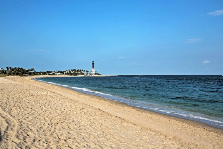 Walk to Beach! Poolside Oasis in Pompano