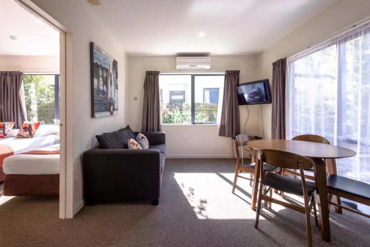 298 Westside Motor Lodge