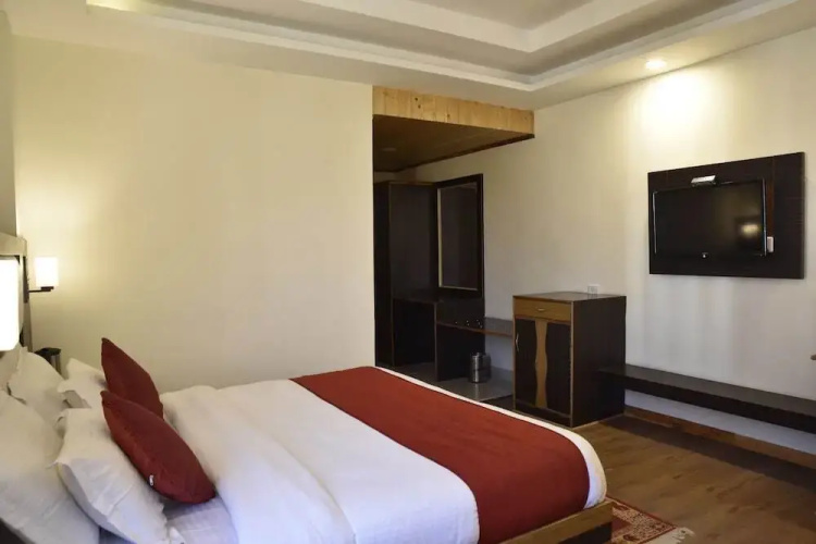 OYO Rooms Apple Orchards Gadherni