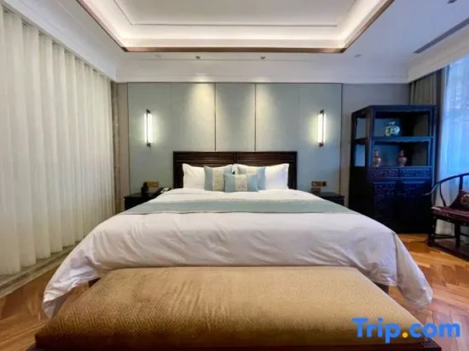 Suite with courtyard view