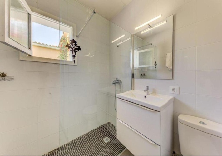 4 Bedrooms Cottage
